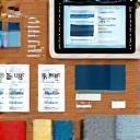 様々な色の布地サンプルとデザインスケッチ